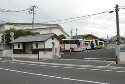 複数台の観光バスが停まっている元気城下町バスパークの写真