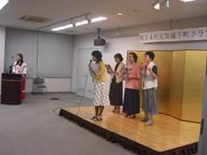 女性4人で壇上でスピーチを行っている様子の写真