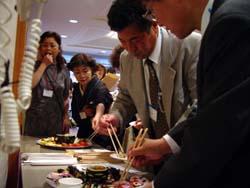 大和の丸なす料理に舌鼓をうつ参加者たちの写真