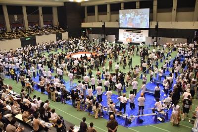 俯瞰から撮影した第25回全国金魚すくい選手権大会開催中の会場の写真