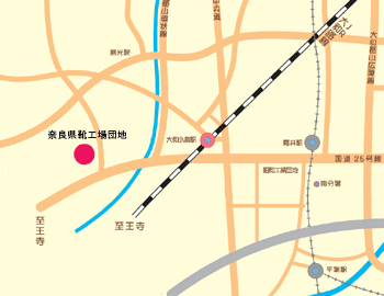 奈良県靴工場団地の所在地マップの説明図」 →例）：「奈良県靴工場団地の所在地マップの説明図、奈良県靴工場団地の 南側には国道25号線が東西に通っており、東側にはJR大和路線が南北に通っており、最寄りの駅は大和小泉駅があります。