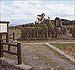 三の矢塚の遠景写真。敷地内には案内掲示板と邪馬台国想定地碑が確認できる