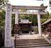 入口付近にて撮影された矢田坐久志玉比古神社の写真。鳥居の奥に楼門が確認できる