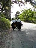 弓道をする袴姿の女の子たちが通りを歩いている写真