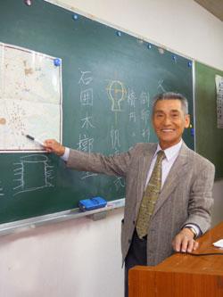 史家の長田光男氏が黒板で説明している写真