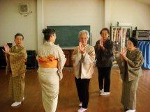 踊りを踊る5人の和服女性の写真