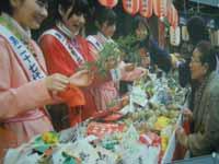 塩町恵比寿神社の宵宮戎での若い女性たちの写真