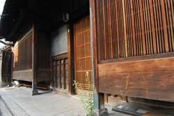 繊細な木造の格子が美しい日本家屋の入口の写真