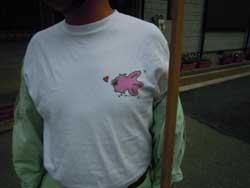 白地にピンクの金魚がプリントされているTシャツを着ている人の写真