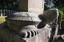 忠常公の墓の石で造られた亀のオブジェの写真