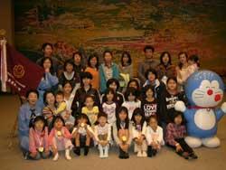「子ども体験遊びリンピック」に参加した子供たちと、体験で集まった子供たちと記念撮影をしている写真