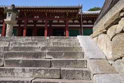 寺に続く大きい石の階段の写真