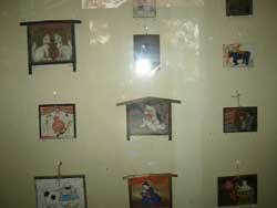 子育て祈願の小絵馬が壁にならんで展示されている写真