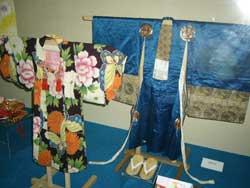 博物館で七五三の着物をが展示されている写真