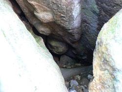 灰色の岩と岩の深い溝の写真
