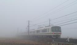 霧の中を走るJR大和路線の列車の写真
