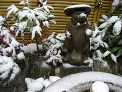 雪の積もったたぬきの銅像の写真