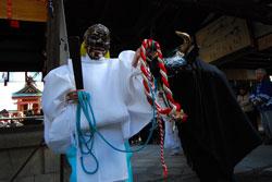 郡山の植槻八幡神社で催される「おん田祭」で面をつけ白い衣装を着た男性の写真