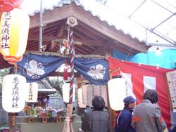 塩町恵美須神社のなかでぼんぼりやのぼりが飾られにぎやかな様子を撮った写真