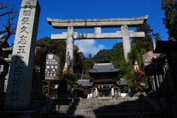 神社の鳥居と階段の写真