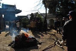 神社で焚き火をする人々の写真