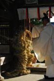 儀式をする白い服の神職者の写真