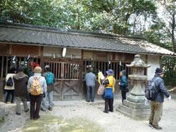 神社の中を散策する人たちの写真