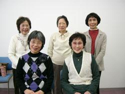 記念撮影をする5人の女性の写真