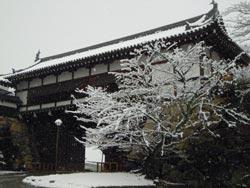 雪の積もった郡山城城門の写真