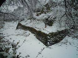 石垣に雪の積もった堀の写真