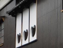 旧川本邸の桃尻型の窓の写真