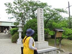 柳澤神社の全景と説明をするボランティアガイドの写真