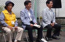 来賓の上田市長、里仲さん、ボランティアガイドクラブ会長の山下さんがパイプ椅子に座っている写真