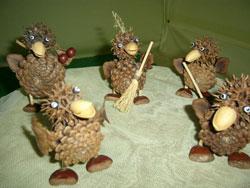 松ぼっくりで作られた鳥がドラムを演奏している様子の写真