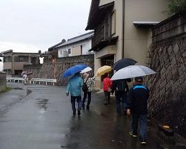 傘をさして歩く人々の写真