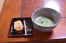 和菓子と茶道部の女子中学生が立てたお茶の写真