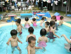 プールで遊ぶ子どもたちの写真