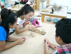 竹細工を楽しむ子どもたちの写真