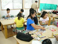 竹細工を作る子どもたちの写真