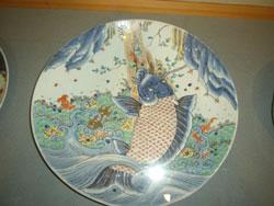 美しい金魚の絵が描かれた江戸時代の伊万里焼錦手大皿の写真