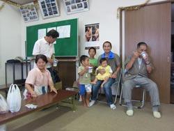 コミュニティセンター内でくつろぐ大人と子供の写真