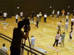 奈良テレビのクルーがカローリングの様子を取材している写真
