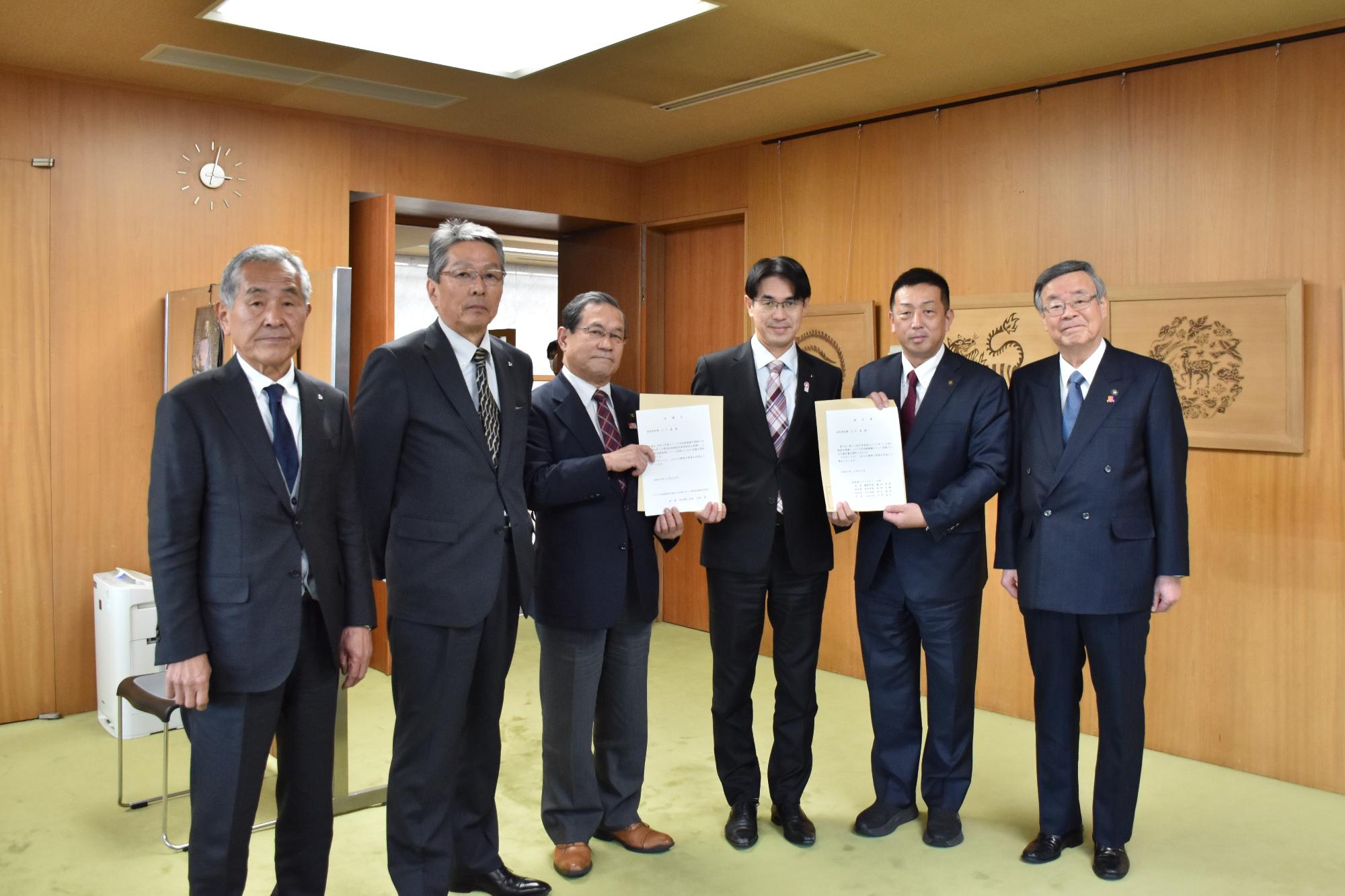 奈良県にリニアをの会から山下奈良県知事へ提言書を提出している様子