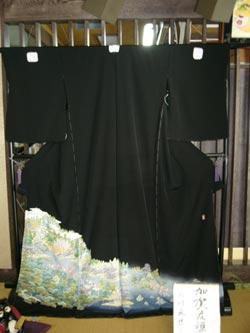 黒い加賀友禅の留袖の写真