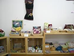 沢山の種類のさおり織りの作品の展示写真