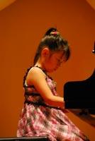 ピアノを演奏する子供の写真