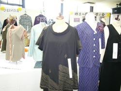 黒い半袖のワンピース青い上下のセットわんワンピースなど複数の洋服がマネキンに着せられている写真