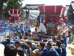 大太鼓に乗る上田市長と練り廻しを行う神輿の写真