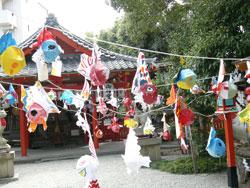 沢山の金魚の飾りがつるされている神社の境内の様子の写真