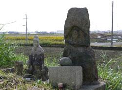 大小の2つの石の銅像が並んでいる写真